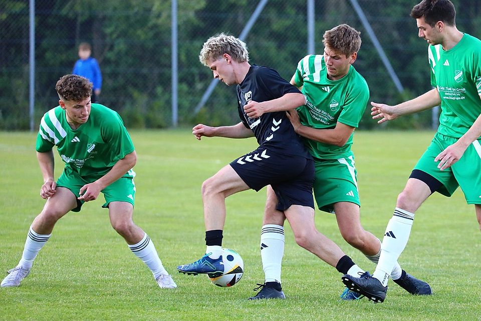 Der SC Regensburg II (in Schwarz) hielt den SV Lupburg in einem ellenlangen Elfmeterschießen nieder.