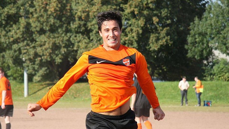 Siegt und fliegt: Wallaus Torjäger Andre Natalello F: Menning