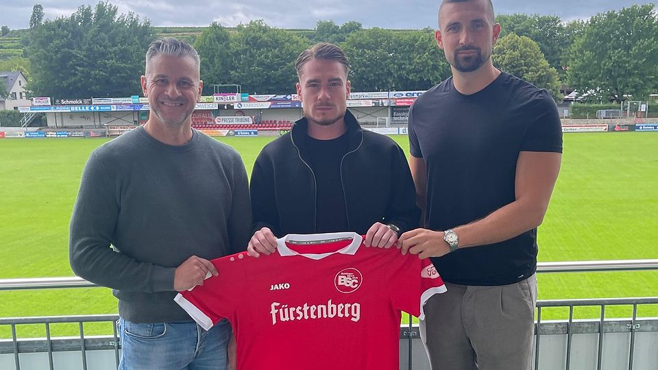 von li. Cheftrainer Marco Schneider, Neuzugang Marin Stefotic und der Sportliche Leiter des Bahlinger SC, Walter Adam, zu sehen sind.
