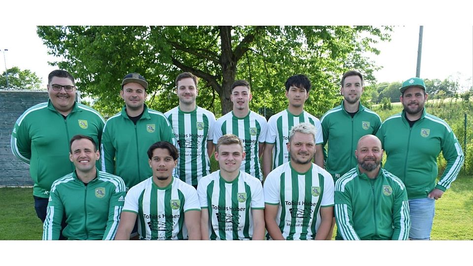 Oben von links nach rechts: Teammanager Christopher Freundenstein, Vorstand Georg Stadler, Maximilian Dörfler, Ivo Tonchev, Alireza Karimi, Sportlicher Leiter Martin Huber, Maximilian Jetzinger. Vorne von links nach rechts: Co-Trainer Tobias Dandl, Zenedin Bouchhioua, Tobias Schmidlehner, Paul Bejan, Trainer Reinhard Völdl