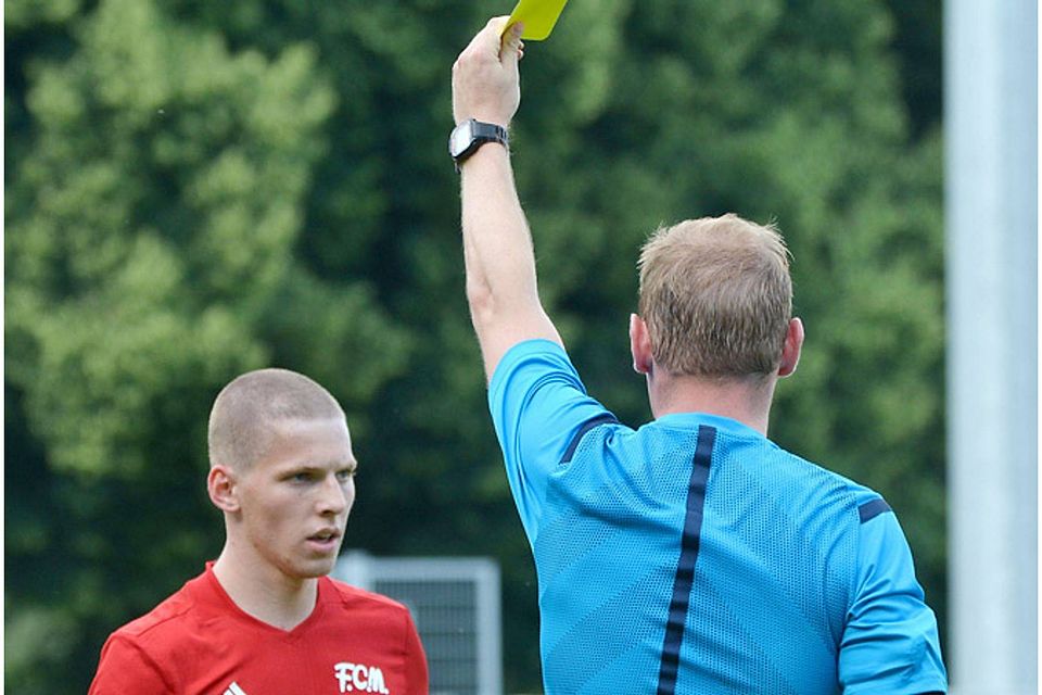 In der hitzigen Partie sah nicht nur Tim Buchmann eine gelbe Karte von Referee Stefan Treiber.  F.: Olaf Schulze