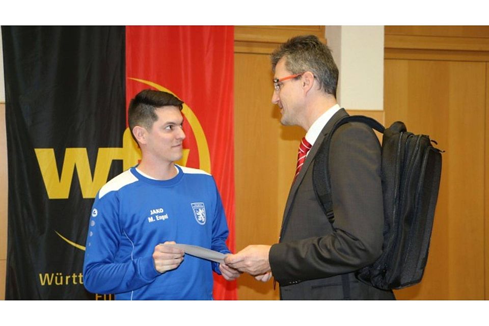 Stargast Knut Kircher (rechts) gratuliert Bezirkssieger Marcel Engel.