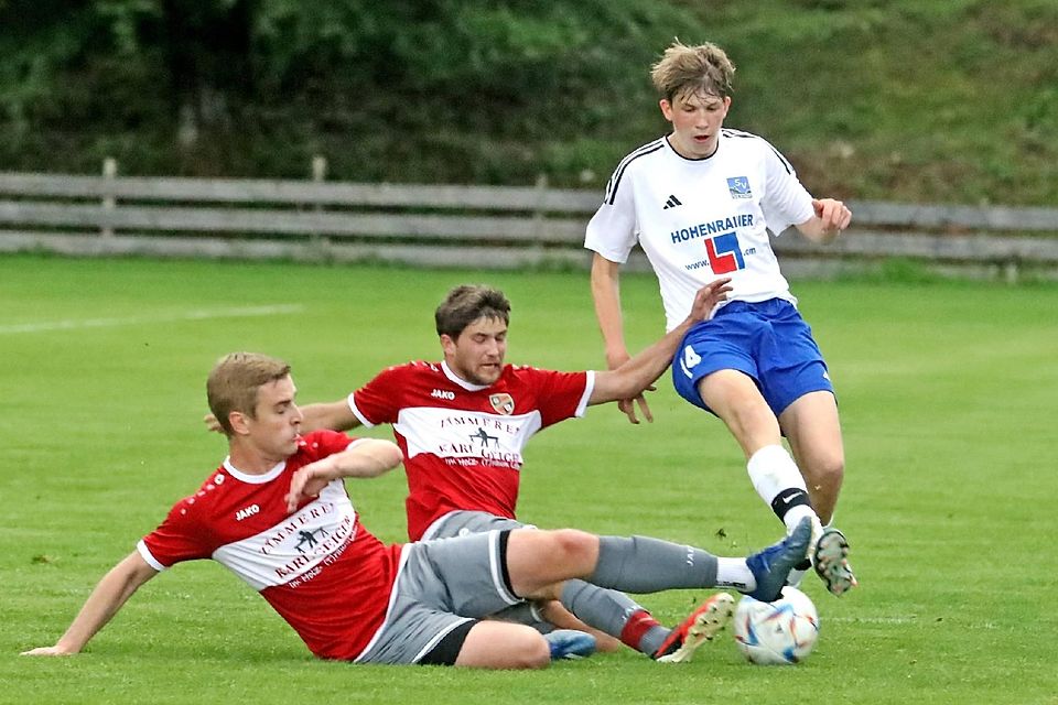 Der Einsatz hat sich gelohnt: Der FC mit Roman Hindelang (Mi.) und Florian Müller (li.) holte beim SV Ohlstadt (am Ball Jakob Steffl) drei Punkte.