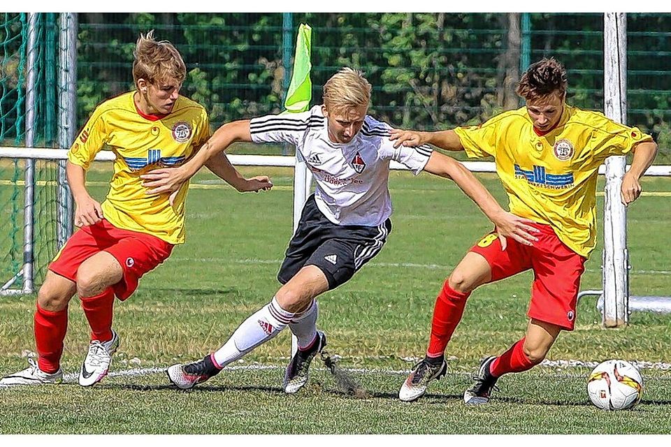 Jakob Kusat (l.) und Justin Werder (r.) unterlagen mit dem FC Mecklenburg Schwerin in der Regionalliga der B-Junioren dem 1. FC Frankfurt mit 0:3.Danilo Thienelt