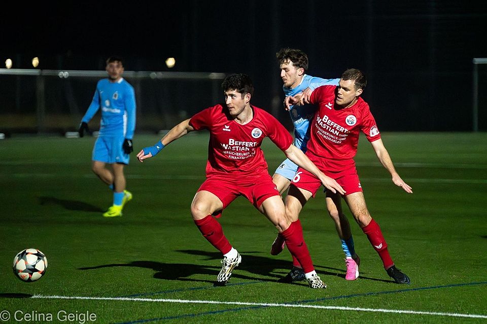 Leidenschaftlich verteidigt: Die Gilching-Defensive um Lucas Häusler (l.) und Fabio Leutenecker (r.) trotzte dem 1860-Angriff ein 2:2-Unentschieden ab