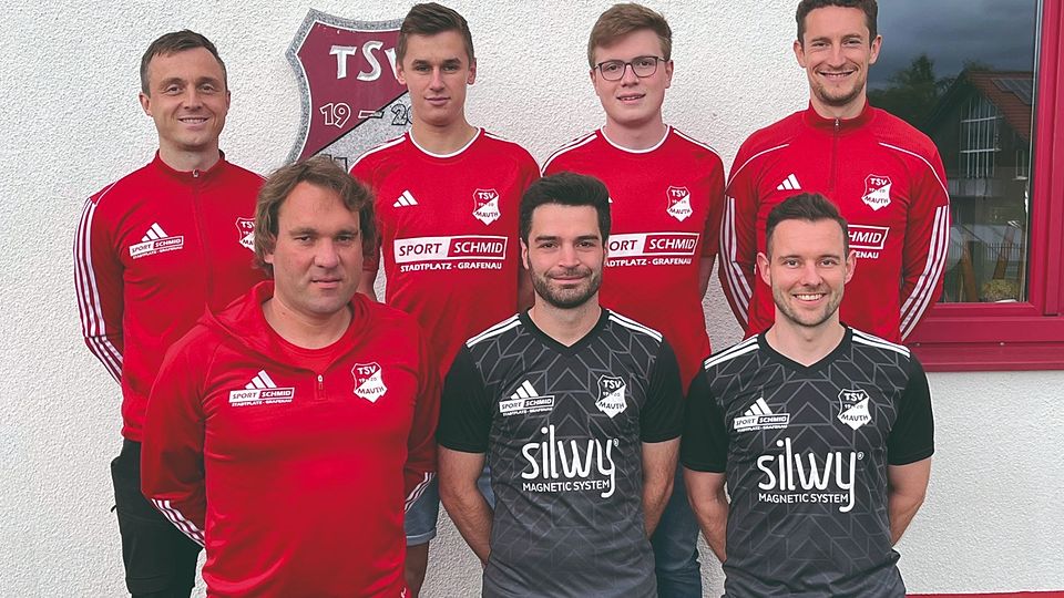 obere Reihe von links nach rechts: Trainer Stephan Philipp, Nico Eder, Felix Fenzl und Co-Trainer Sigi Wilhelm. untere Reihe von links nach rechts: Sportl. Leiter Uli Köberl, Stefan Garhammer und Sascha Bauer.