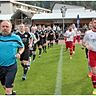 Schiedsrichter Günter Brendle führte den FC Wehr III (schwarze Trikots) zum ersten Heimspiel aufs Feld gegen den SV Hasel.  | Foto: Jörn Kerckhoff