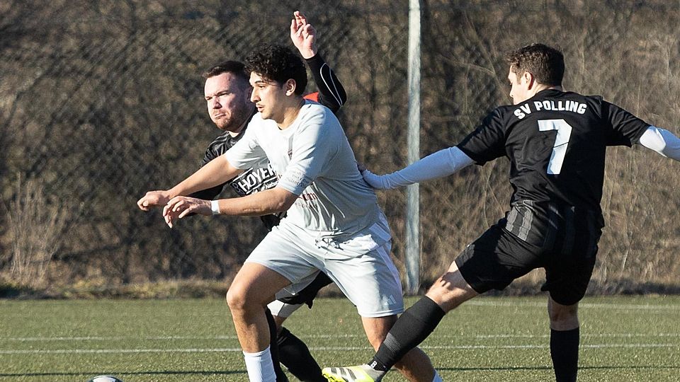 Alles im Griff hatte der TSV Oberalting (am Ball Mojeeb Sadat) im Vorbereitungsspiel gegen den SV Polling.