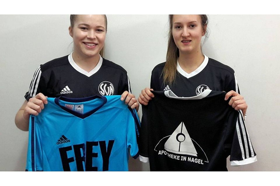 Laura Eller (links) und Anna Kohl  (rechts) gaben beim Futsalturnier in Altenstadt ihr Debüt