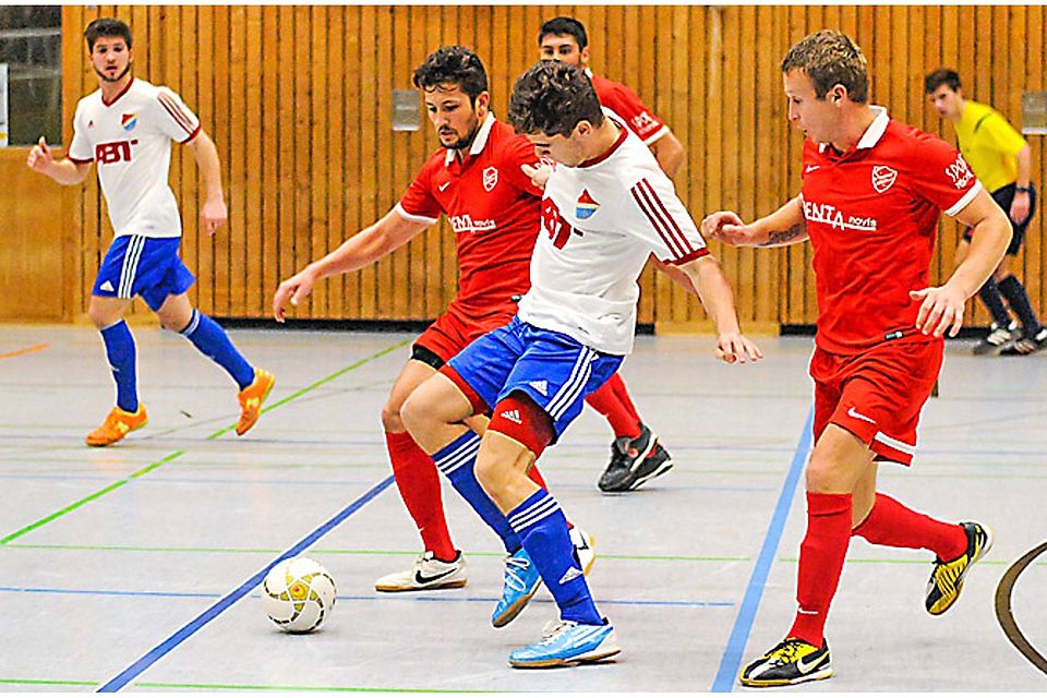 Hitziges Finale: Türksport Kempten (rote Trikots) besiegte den TSV Kottern mit 4:0. Von links: Marco Miller, Tugay Turan und Yevgenie Belik.  Foto: Erwin Hafner