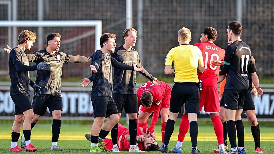 Platzverweis Nummer zwei für TuS Geretsried (im schwarzen Dress) nach einem Foul an SVH-Spieler Fabian Cavadias, der sich am Boden wälzt.
