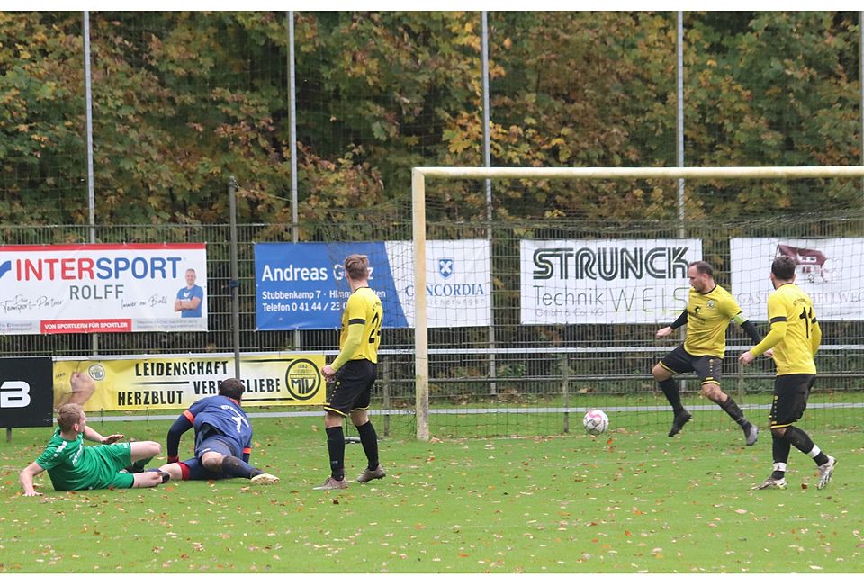 Jannes Koppelmann (links) gelang fast das 0:2, doch der gute Dominik Mühlbauer (rechts) klärte vor der Linie.