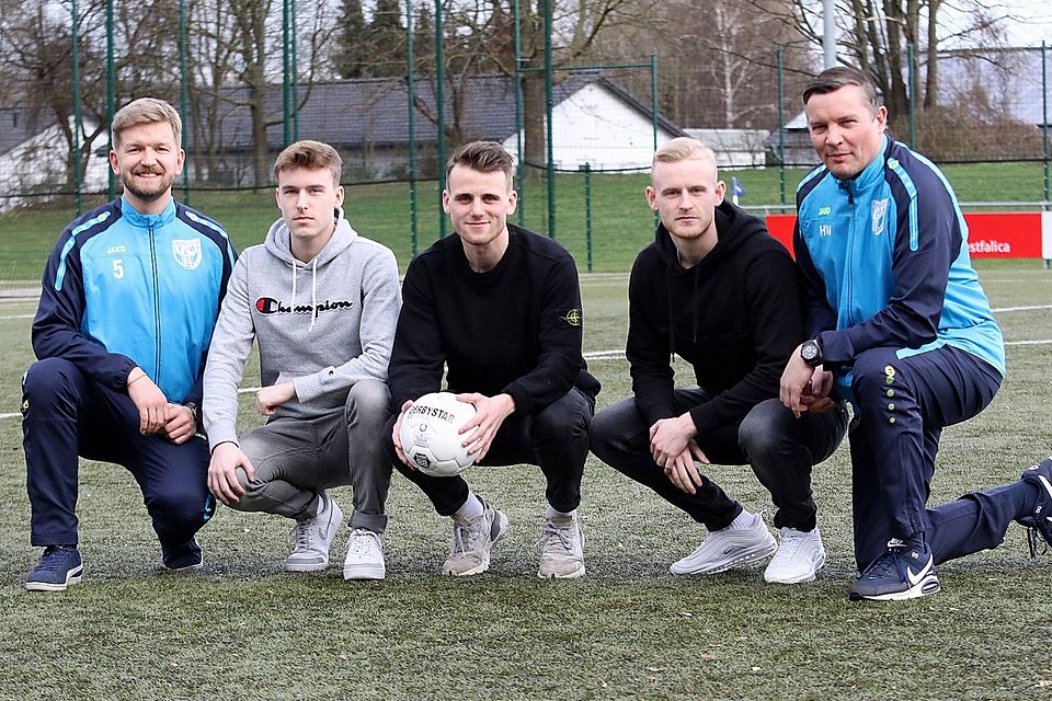 FC Bad Oeynhausen präsentiert seine Neuzugänge: Eingerahmt von Trainer Trainer Holm Windmann (rechzts) und Co-Trainer André Schröder (links) sind die Spieler Robin Reimer (ab 2. von links), Kevin Reimer und Robin Schröder.