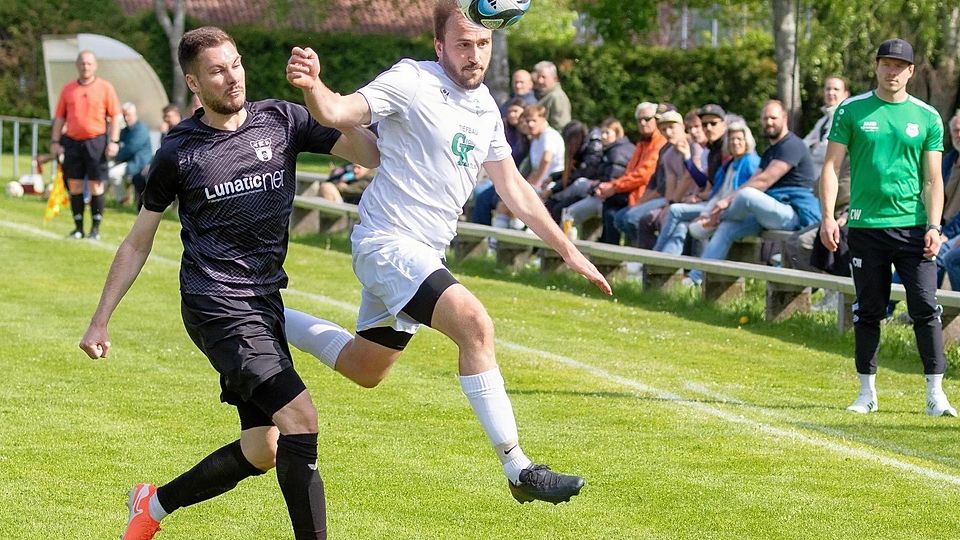 Eichenaus Heiko Roth (in Schwarz) gegen den TSV Altenstadt (weiße Trikots).