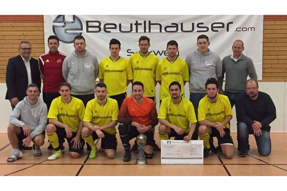 Oben von li. n. re.: 1. Vorstand Salzweg Max Ruhhammer, Abteilungsleiter Salzweg Andreas Rohmann, Locki, Philipp Weber, Christoph Neustifter, Christian Strobl, Simon Jungwirth, Alex Beutlhauser (FA Beutlhauser).  Vorne von li. n. re.: Sebastian Krieg, Willi Demlehner, Alex Kotlik, Martin Knödlseder, Marco Seibold, Felix Stoiber, 2. Vorstand Salzweg Toni Söldner  Foto:Grünberger