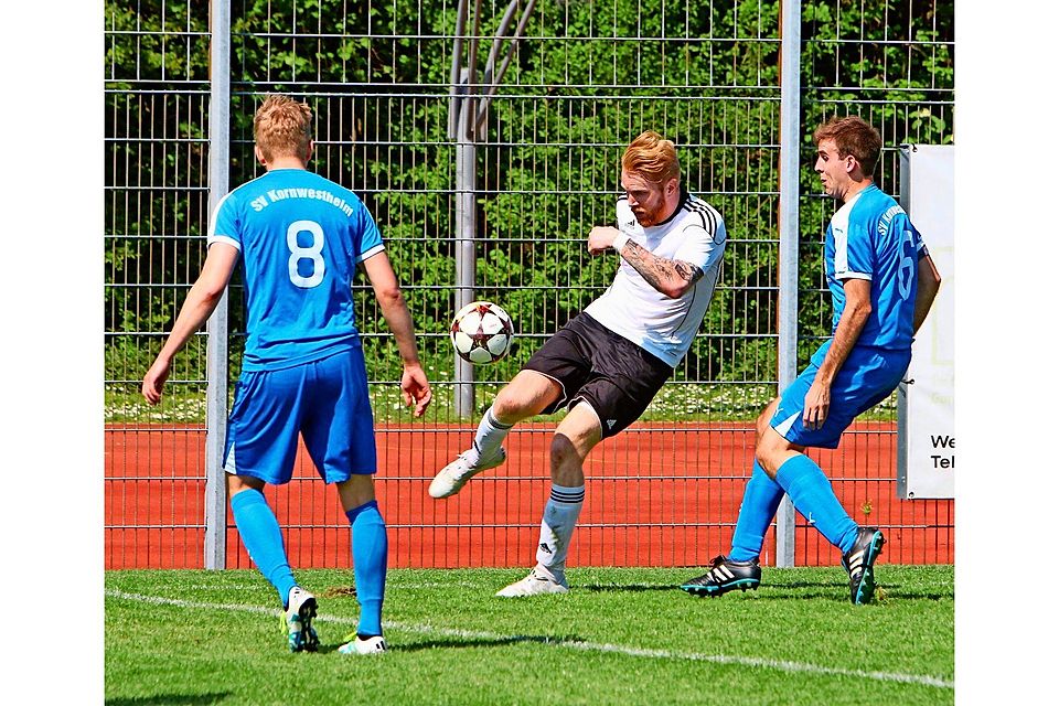 Norman Räcker (Mitte) bewahrt den TSV Heimerdingen  vor einer Heimniederlage. Das 1:1 erzielt er  per Kopf.  Foto: Andreas Gorr