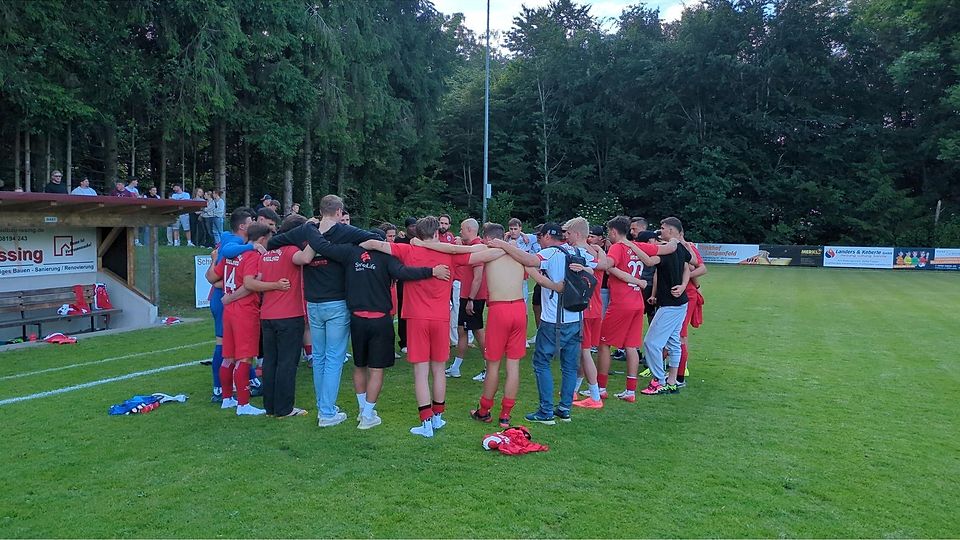 Die letzte Ansprache an seine Mannschaft nutzte Spielertrainer Tobias Hänschke (in der Kreismitte), der nun Co-Trainer der ersten Mannschaft wird, um die Leistung des Teams in den drei Jahren als Kreisligist zu würdigen.