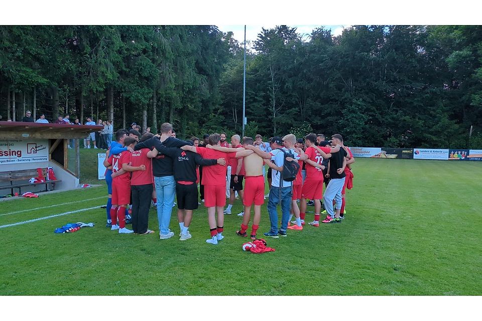 Die letzte Ansprache an seine Mannschaft nutzte Spielertrainer Tobias Hänschke (in der Kreismitte), der nun Co-Trainer der ersten Mannschaft wird, um die Leistung des Teams in den drei Jahren als Kreisligist zu würdigen. Die letzte Ansprache an seine Mannschaft nutzte Spielertrainer Tobias Hänschke (in der Kreismitte), der nun Co-Trainer der ersten Mannschaft wird, um die Leistung des Teams in den drei Jahren als Kreisligist zu würdigen.