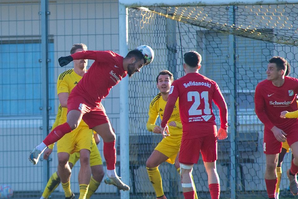 Vergebliche Kopfballmühen: Weder Forstinnings (rot, v.l.) Mohamad Awata noch Dzemo Sefidanoski oder Mathias Hirt wollte in Pullach ein Treffer gelingen.