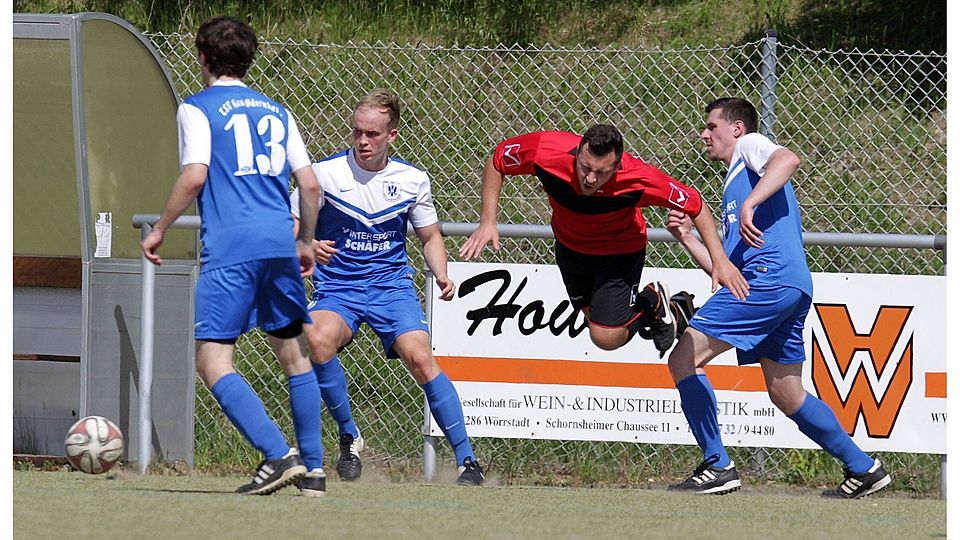 Abgehoben: Für den Wörrstädter Robert Dragun (rotes Trikot) gibt es keinen Weg vorbei an den Gau-Odernheimern Fabian Gerlach, Dominik Hopsch (v. li.) und Sebastian Linnenbach.