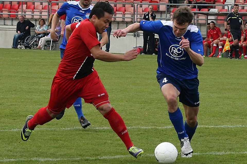 Dynamisch in Richtung Tor: Dominik Bischoff (links) möchte mit dem FC Wegberg-Beeck ins Mittelrheinpokalfinale. Foto: Royal