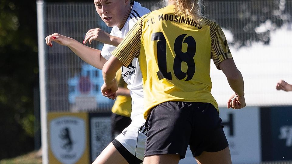 Immer dicht dran an den Moosinninger Gegnern: Marion Löwer (li.) und die SG Aßling/Grafing