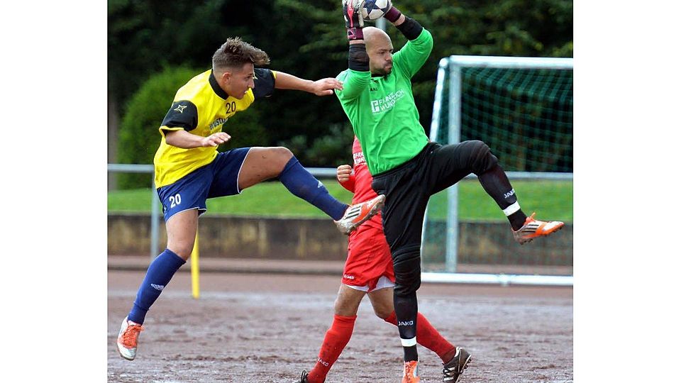 Keeper Christopher Rinner unterliegt mit dem FC Viktoria bei der SpVg Porz mit 0:1. Foto: Herhaus