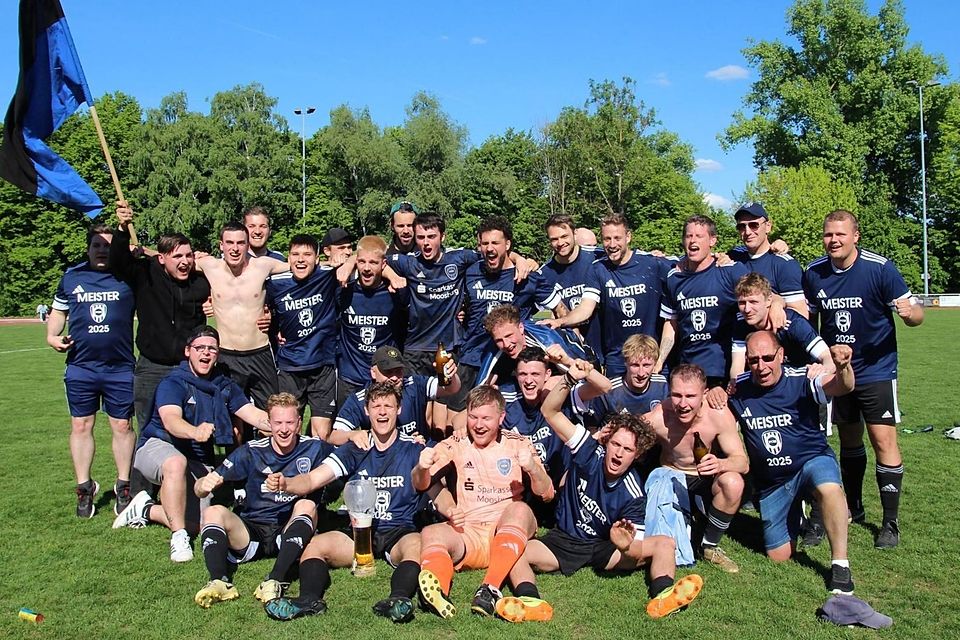 Da bleibt kein Auge trocken: Der FC Moosburg feierte den Wiederaufstieg in die Kreisliga ausgiebig.