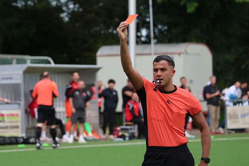 Platzverweis für den FC Kosova Düsseldorf im Landesliga-Duell mit der Holzheimer SG.