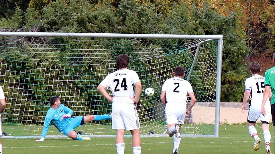 Drin ist er: Durch einen Elfmeter von Fabian Rotter geht der FC Mittenwald im Derby gegen den SV Krün in Führung.