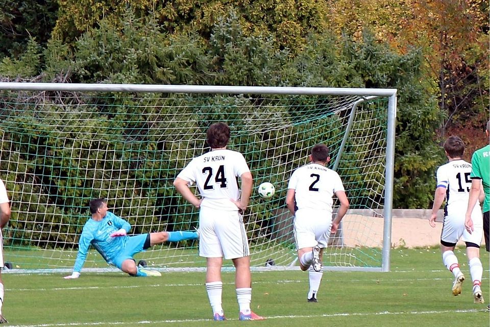 Drin ist er: Durch einen Elfmeter von Fabian Rotter geht der FC Mittenwald im Derby gegen den SV Krün in Führung. Drin ist er: Durch einen Elfmeter von Fabian Rotter geht der FC Mittenwald im Derby gegen den SV Krün in Führung.