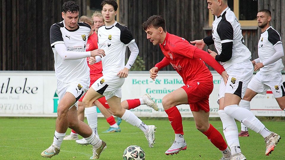 Gipfeltreffen in der Kreisliga Ost! Torjäger Samuel Burgfeld (in Rot) und die DJK Arnschwang hielten Verfolger DJK Vilzing II nieder und kürten sich zum Herbstmeister.