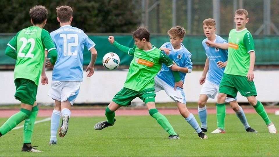 Mit den besten Jugendteams im Freistaat messen sich in dieser Saison die C-Junioren der SpVgg GW Deggendorf (in grün, hier im Heimspiel gegen den TSV 1860). F: Becherer