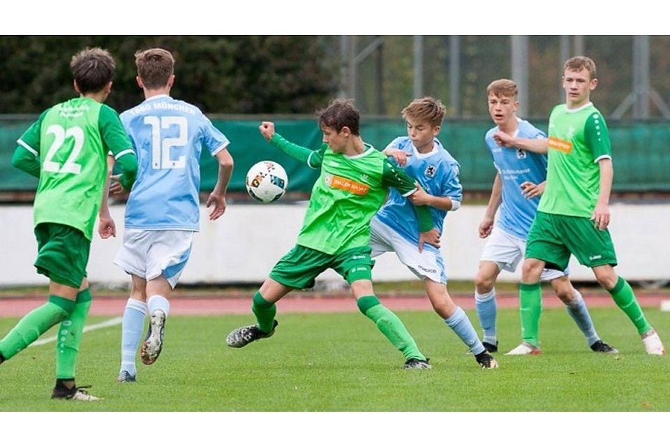 Mit den besten Jugendteams im Freistaat messen sich in dieser Saison die C-Junioren der SpVgg GW Deggendorf (in grün, hier im Heimspiel gegen den TSV 1860). F: Becherer