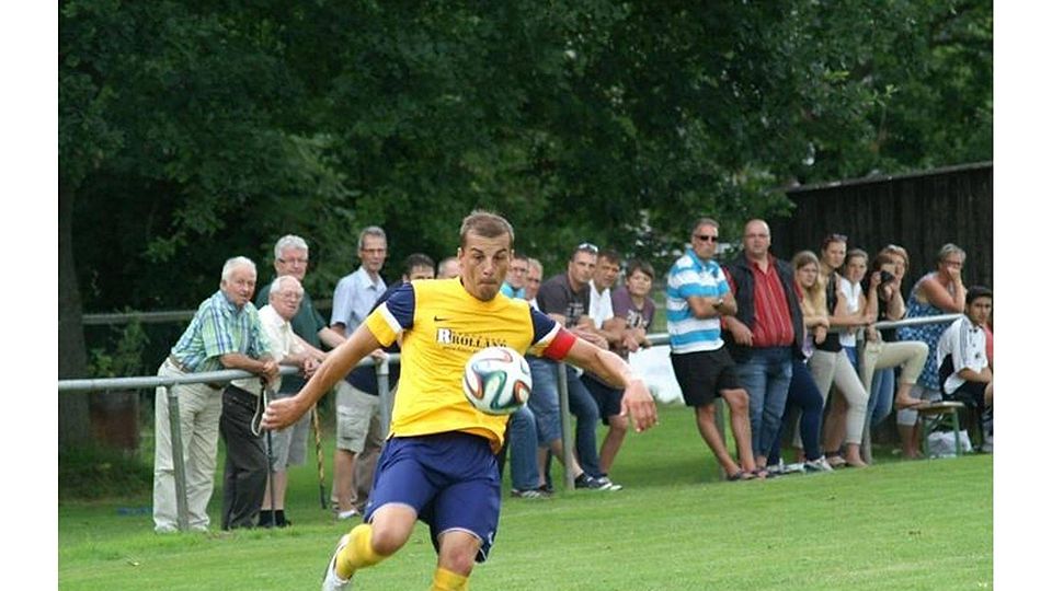 Hattendorfs Spielführer Frank Cäsa nimmt Maß. Foto: Raab