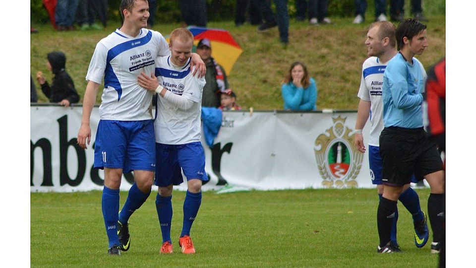 Daniel Petersohn (rechts) freut sich zusammen mit Benedikt Jäckel über seinen verwandelten Strafstoß zum 1:4.