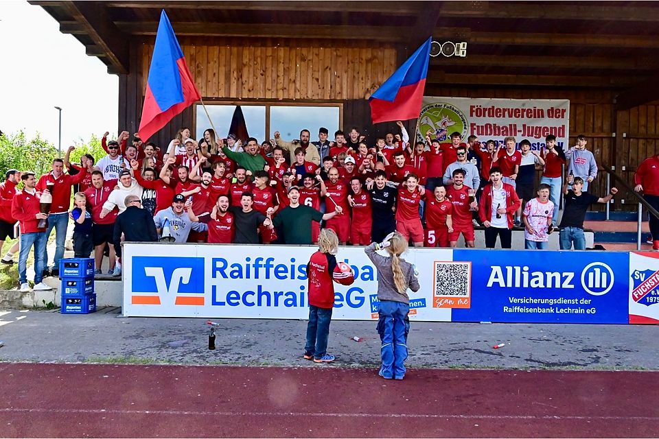 ...kuschelten Familie, Fans und Verantwortliche im Anschluss auf dem Siegerbild mit der Meistermannschaft des SV Fuchstal.