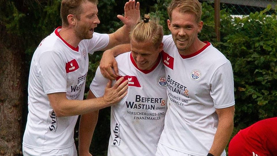 Der Knipser: Belmin Idrizovic (Mitte) steuert zwei Treffer zum ersten Saisonsieg für den TSV Gilching bei. Mit ihm freuen sich Christoph Meißner (l.) und Christian Rodenwald.