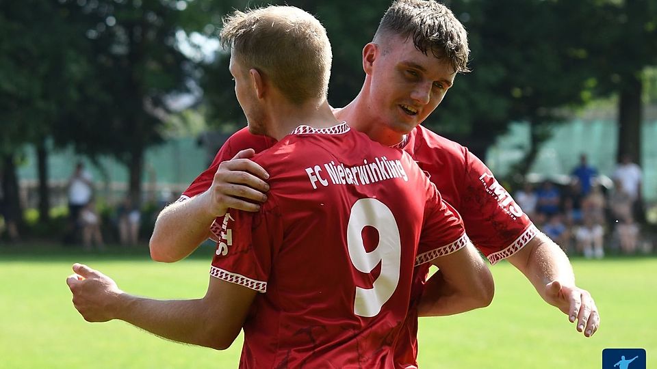Der FC Niederwinkling um Marco Kappl (li.) und Leon Pflügl ist mit 5 Siegen aus den ersten 5 Spielen bislang das Maß der Dinge in der Kreisklasse Straubing.