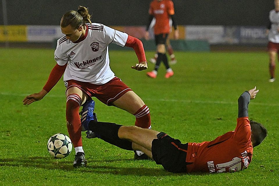 Mit einem 1:0-Sieg warf der TSV Neusäß (rechts Emanuel Blenk) mit dem TSV Aindling den dritten Bezirksligisten aus dem Pokal und sicherte sich zum zweiten Mal in Folge den Einzug ins Finale. Mit einem 1:0-Sieg warf der TSV Neusäß (rechts Emanuel Blenk) mit dem TSV Aindling den dritten Bezirksligisten aus dem Pokal und sicherte sich zum zweiten Mal in Folge den Einzug ins Finale.