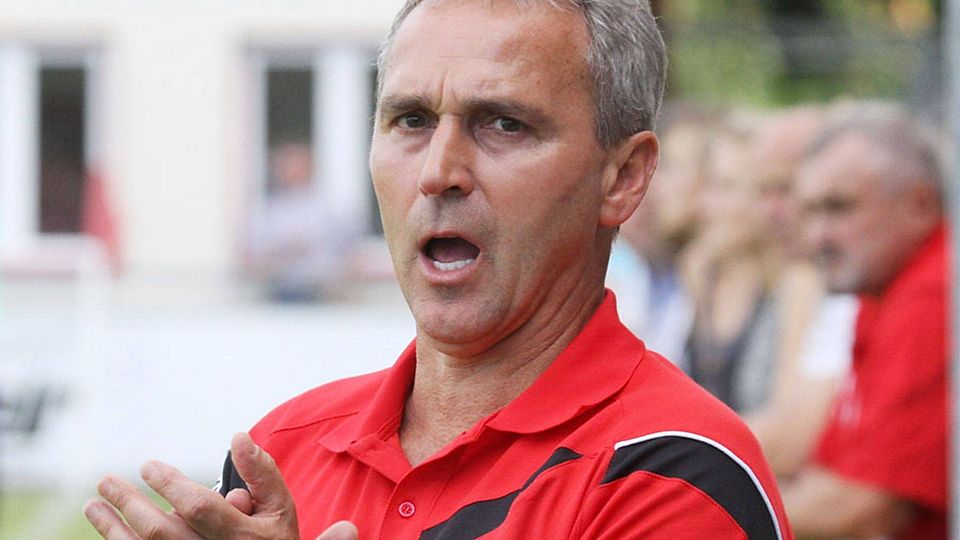 Roland Bahl applaudierte seinem Team - und bleibt auch in der nächsten Saison Trainer des TSV Aindling.	F.: Reinhold Rummel