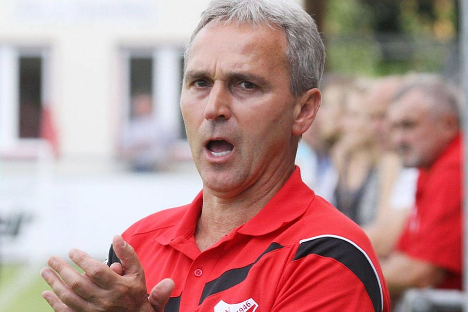 Roland Bahl applaudierte seinem Team - und bleibt auch in der nächsten Saison Trainer des TSV Aindling.	F.: Reinhold Rummel