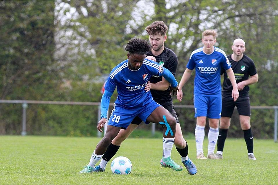 Der Führungstreffer von Joel Prempeh (20, SpVg Eidertal Molfsee), hier gegen Nico Thiesen (TSV Hattstedt) war nachhaltig.