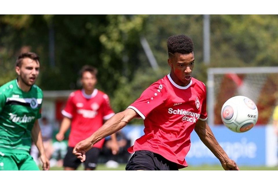Den ersten Saisonsieg haben Tresor Mbala und die Würzburger Kickers II eingefahren. F: Becker