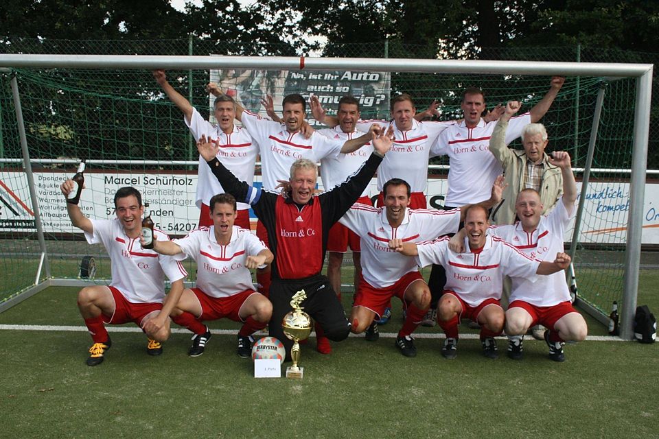 So jubeln Turniersieger: Die Altligisten von RW Hünsborn gewannen in Ottfingen den Wendener Gemeindepokal nach einem 1:0-Finalsieg über die Sportfreunde Möllmicke. Foto: leem