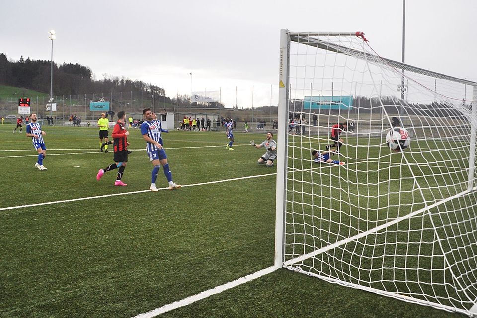 Marc Figueiredo (hinten) überlistet die Basler Abwehr zur 2:0-Führung.