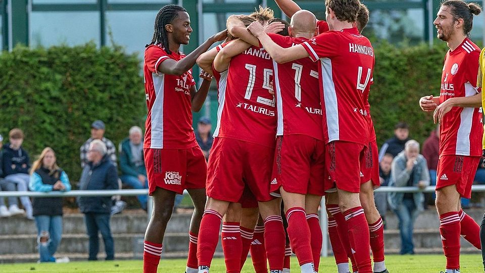 Der 1. FC Wunstorf hat sein erstes Auswärtsspiel der Saison verloren und musste sich beim OSV Hannover (tote Trikots, Archivbild) mit 0:2 geschlagen geben.