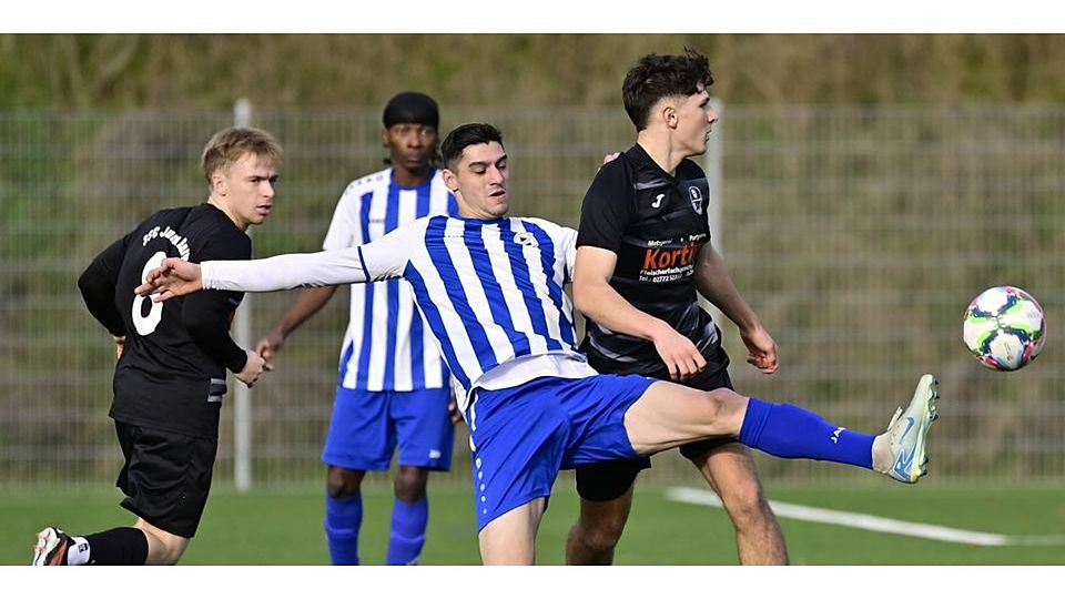 Leistungsträger im direkten Duell: Fabian Schäfer (li. im Zweikampf) und Aufsteiger SSV Donsbach spielen eine solide Runde, Nick Laumann und der SSC Burg II führen die A-Liga zur Winterpause an. Leistungsträger im direkten Duell: Fabian Schäfer (li. im Zweikampf) und Aufsteiger SSV Donsbach spielen eine solide Runde, Nick Laumann und der SSC Burg II führen die A-Liga zur Winterpause an. © Henrik Schneider