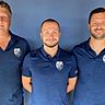Spartenleiter Thomas Ehemann (links) begrüßt die neuen Trainer Sebastian Ring (Mitte) und Michael Prey in Diendorf.