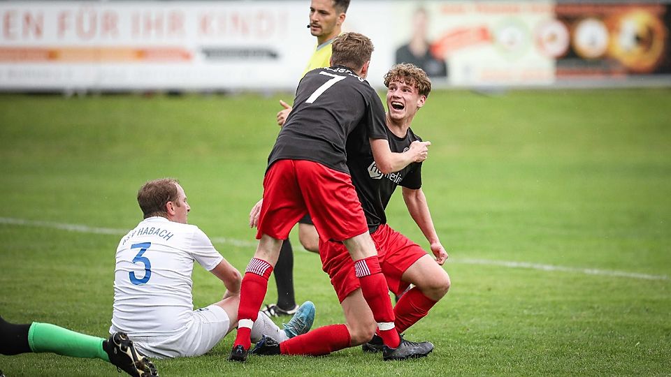 Das Foto aus dem Hinspiel zeigt einen Torjubel beim SVR um Korbinian Hibler (r.) und Florian Greinwald. Links sitzend ein frustrierter Florian Spensberger vom ASV Habach.